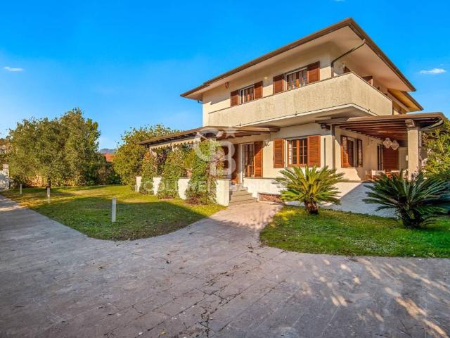 Villa in affitto a Forte dei Marmi via Allende, 50, arredato, giardino privato, vista panoramica TrovaCasa