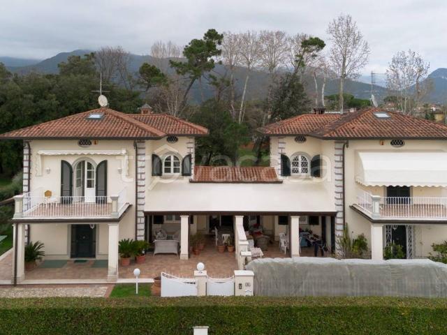 Villa in affitto a Forte dei Marmi via Antonio Canova 32, giardino privato, posto auto, terrazzo TrovaCasa