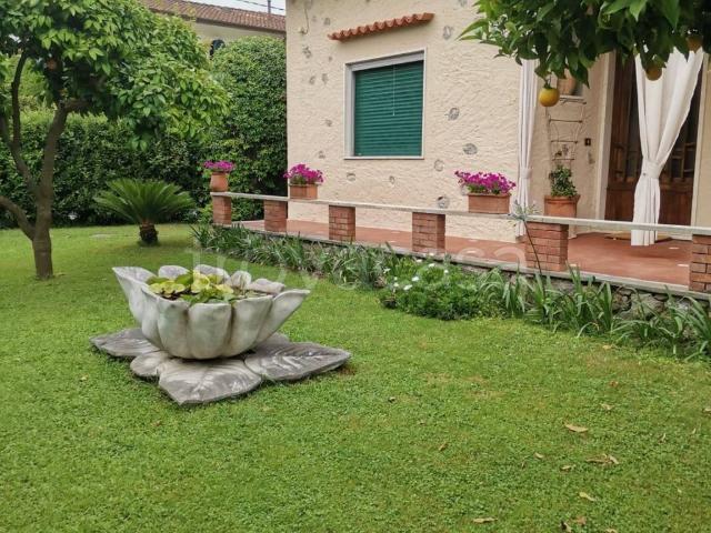 Villa in affitto a Forte dei Marmi via Antonio Canova, arredato, giardino privato, frigorifero TrovaCasa