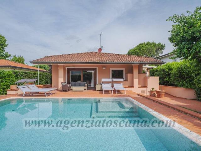 Villa in affitto a Forte dei Marmi via Antonio Canova, giardino privato, posto auto, aria condizionata TrovaCasa