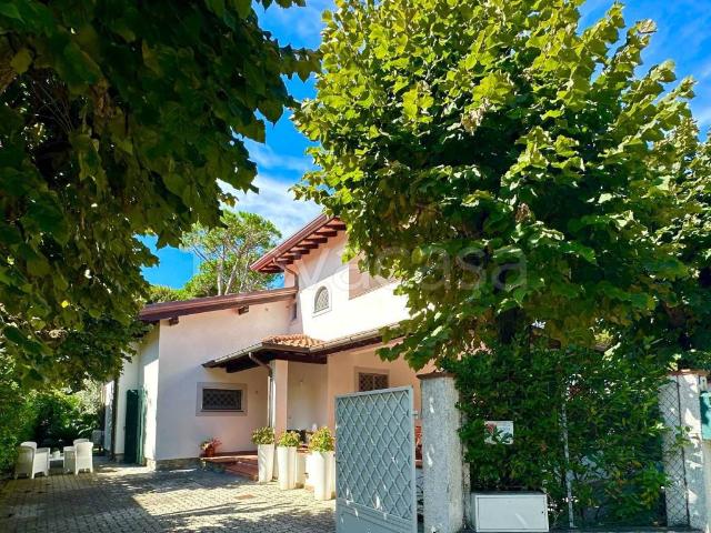 Villa in affitto a Forte dei Marmi via Claudio Rosseti e Stefano Bandini, arredato, giardino privato, terrazzo TrovaCasa