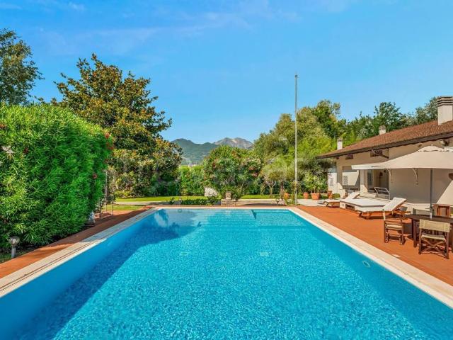 Villa in affitto a Forte dei Marmi via degli Olmi, 204, arredato, giardino privato, terrazzo TrovaCasa