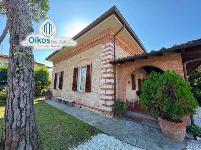 Villa in affitto a Forte dei Marmi via dei Mille, arredato, giardino privato, terrazzo TrovaCasa