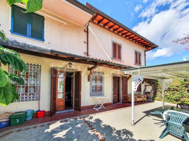 Villa in affitto a Forte dei Marmi via Dell'Acqua, 2 c, caminetto, centrale, veranda TrovaCasa