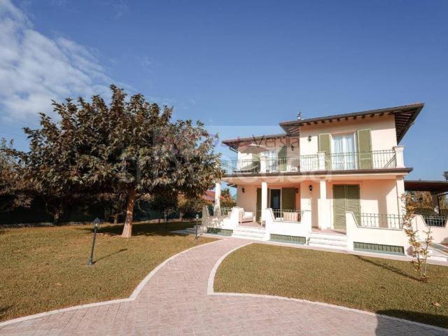 Villa in affitto a Forte dei Marmi via Dell'Acqua, 83, arredato, giardino, posto auto TrovaCasa