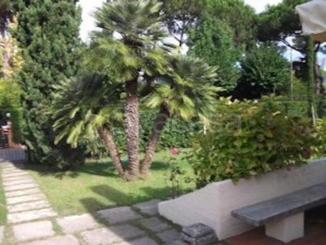 Villa in affitto a Forte dei Marmi via Donatello, arredato, giardino privato, terrazzo TrovaCasa