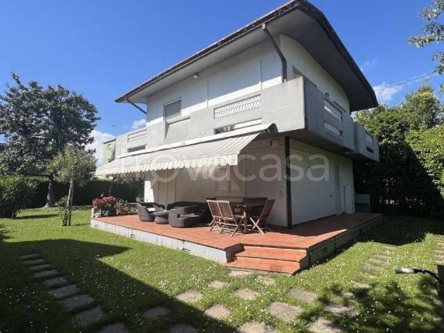 Villa in affitto a Forte dei Marmi via Duca d'Aosta, arredato, giardino privato, posto auto TrovaCasa