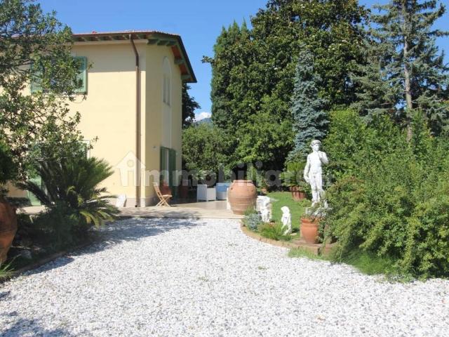 Villa in affitto a Forte dei Marmi via Emilia, arredato, giardino privato, posto auto TrovaCasa