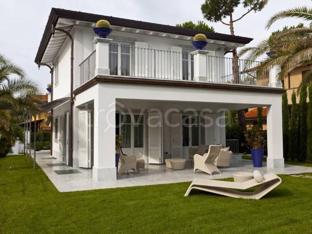 Villa in affitto a Forte dei Marmi via Enrico Pea, 18, arredato, giardino privato, posto auto TrovaCasa