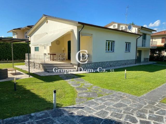Villa in affitto a Forte dei Marmi via Fratelli Barberi, arredato, giardino privato, posto auto TrovaCasa