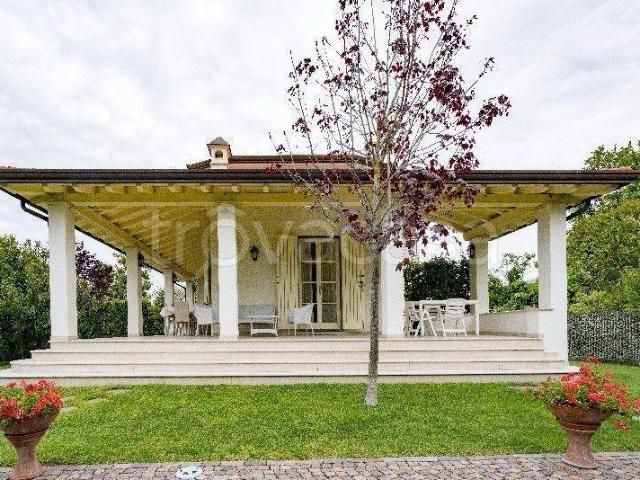 Villa in affitto a Forte dei Marmi via Fratelli Barberi, 1, arredato, giardino privato, posto auto TrovaCasa