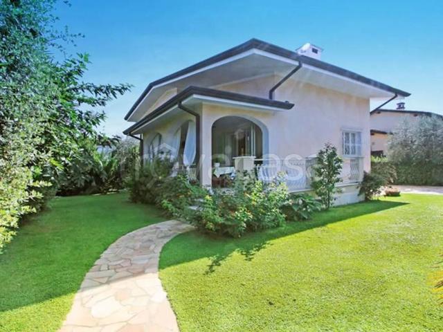 Villa in affitto a Forte dei Marmi via Fratelli Barberi, 64 a, centrale, aria condizionata, veranda TrovaCasa