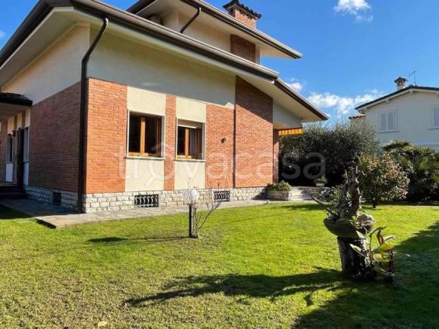 Villa in affitto a Forte dei Marmi via Francesco Carrara, arredato, giardino privato, box TrovaCasa