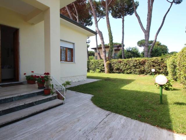 Villa in affitto a Forte dei Marmi via Giovanni Agnelli, arredato, giardino privato, posto auto TrovaCasa