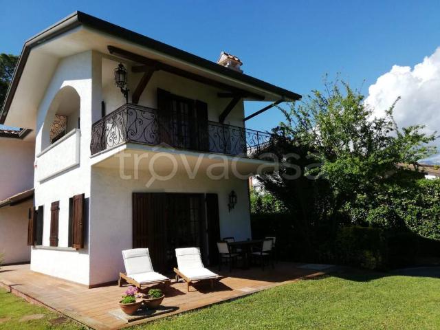 Villa in affitto a Forte dei Marmi via Giuseppe Viner, arredato, giardino privato, terrazzo TrovaCasa
