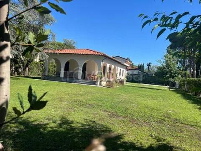 Villa in affitto a Forte dei Marmi via l. Raffaelli, giardino, veranda TrovaCasa