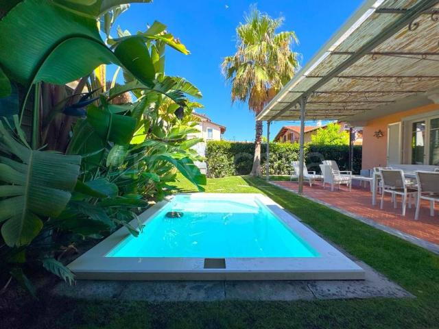 Villa in affitto a Forte dei Marmi via la Pace, giardino privato, posto auto, terrazzo TrovaCasa