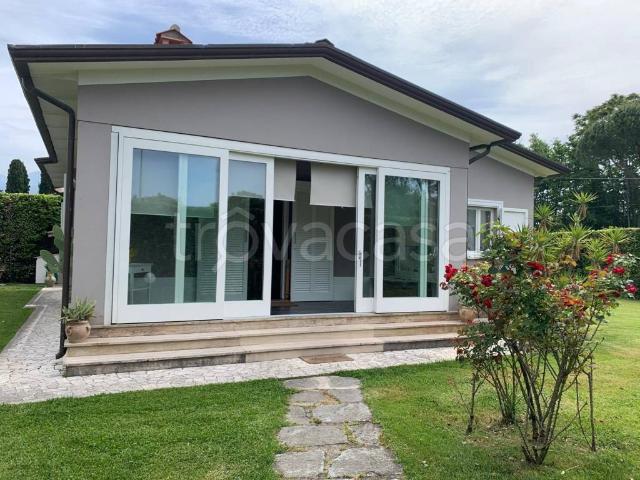 Villa in affitto a Forte dei Marmi via Leonardo da Vinci, arredato, giardino privato, aria condizionata TrovaCasa
