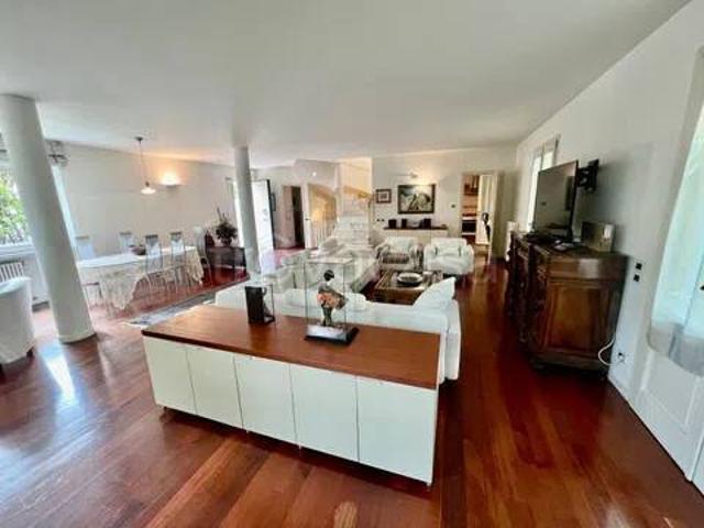 Villa in affitto a Forte dei Marmi via Lorenzo Dei Medici, posto auto, terrazzo, luminoso TrovaCasa