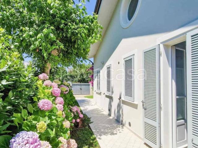 Villa in affitto a Forte dei Marmi via Lorenzo Giglioli, 70, terrazzo, lavatrice, aria condizionata TrovaCasa