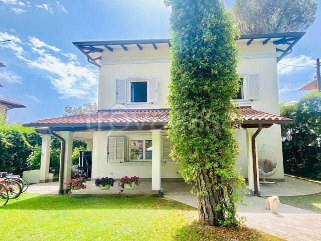 Villa in affitto a Forte dei Marmi via Lorenzo Viani, arredato, giardino privato, posto auto TrovaCasa