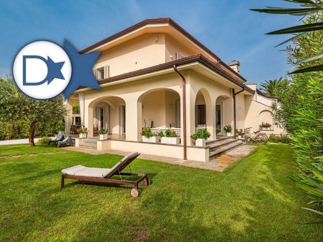 Villa in affitto a Forte dei Marmi via Maria Melato, 31, arredato, giardino privato, terrazzo TrovaCasa