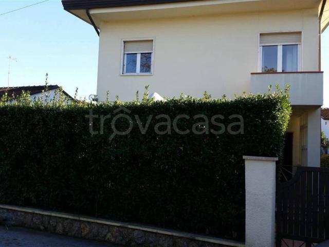 Villa in affitto a Forte dei Marmi via Padre Ignazio da Carrara, arredato, giardino privato, terrazzo TrovaCasa