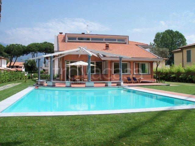 Villa in affitto a Forte dei Marmi via Padre Ignazio da Carrara, arredato, giardino privato, terrazzo TrovaCasa
