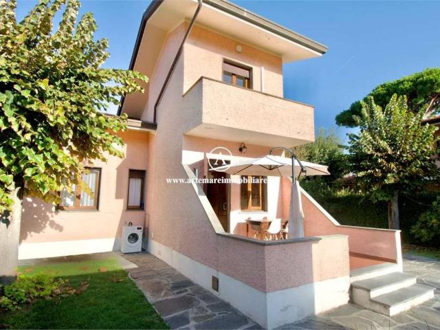 Villa in affitto a Forte dei Marmi via Papini, giardino privato, posto auto, aria condizionata TrovaCasa