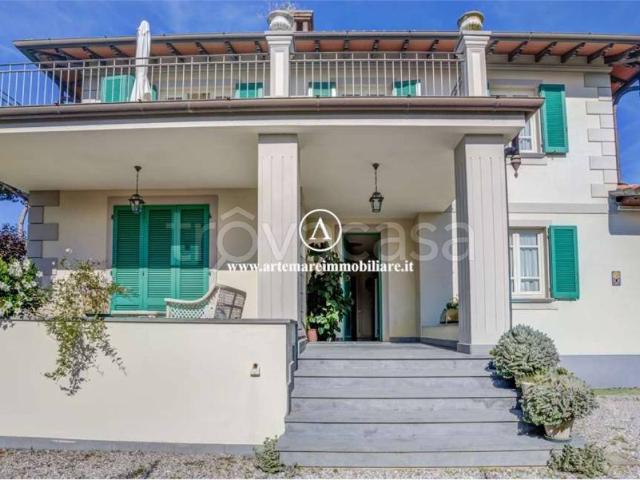 Villa in affitto a Forte dei Marmi via Piave, arredato, giardino privato, terrazzo TrovaCasa