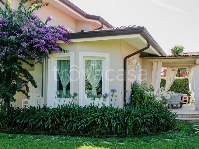 Villa in affitto a Forte dei Marmi via Scassi Carli, arredato, giardino privato, terrazzo TrovaCasa