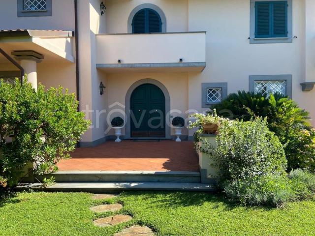 Villa in affitto a Forte dei Marmi via San Camillo, arredato, giardino privato, terrazzo TrovaCasa
