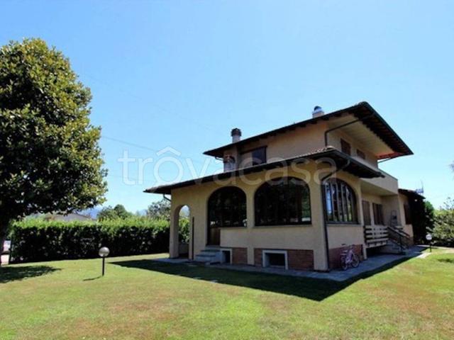 Villa in affitto a Forte dei Marmi via Sandro Pertini, arredato, giardino privato, terrazzo TrovaCasa