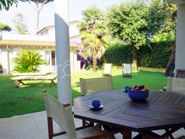 Villa in affitto a Forte dei Marmi viale apua, arredato, giardino privato, terrazzo TrovaCasa