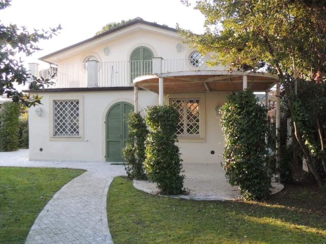 VILLA in AFFITTO a FORTE DEI MARMI Vittoria Apuana