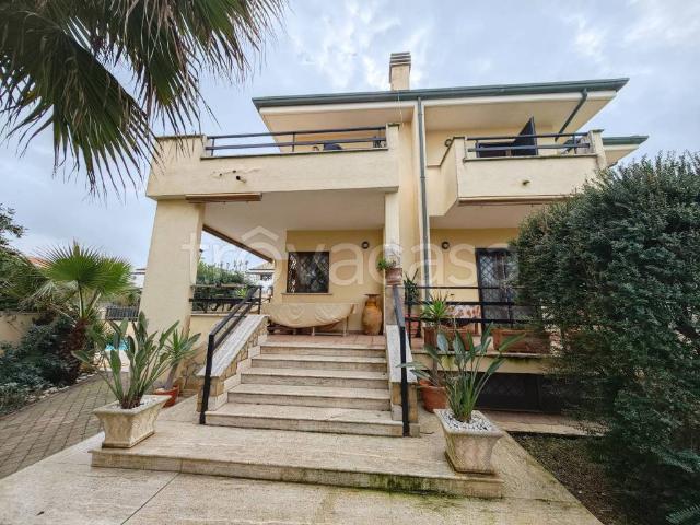 Villa in affitto a Fiumicino piazzale di Fregene, arredato, giardino privato, posto auto TrovaCasa