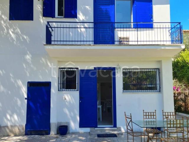 Villa in affitto a Fiumicino via Tortoreto, arredato, giardino privato, terrazzo TrovaCasa