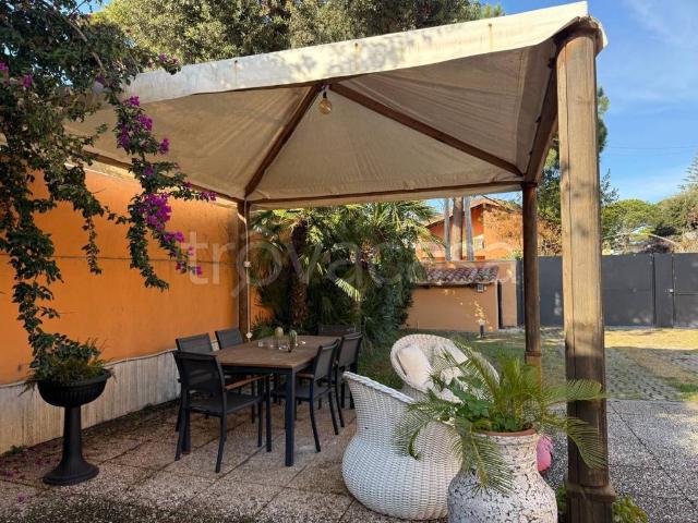 Villa in affitto a Fiumicino via La Plaia, arredato, giardino privato, terrazzo TrovaCasa