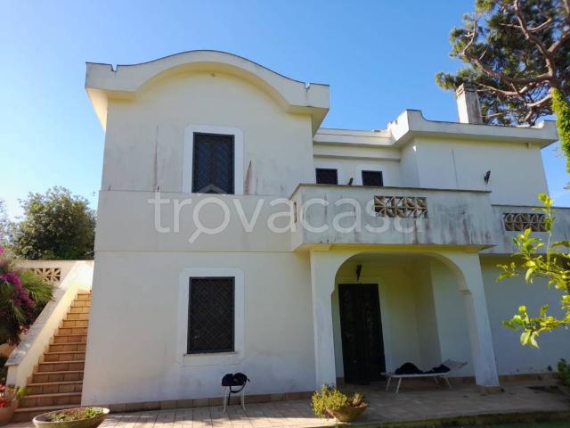 Villa in affitto a Fiumicino via Sant'Agata di Militello, arredato, giardino privato, terrazzo TrovaCasa