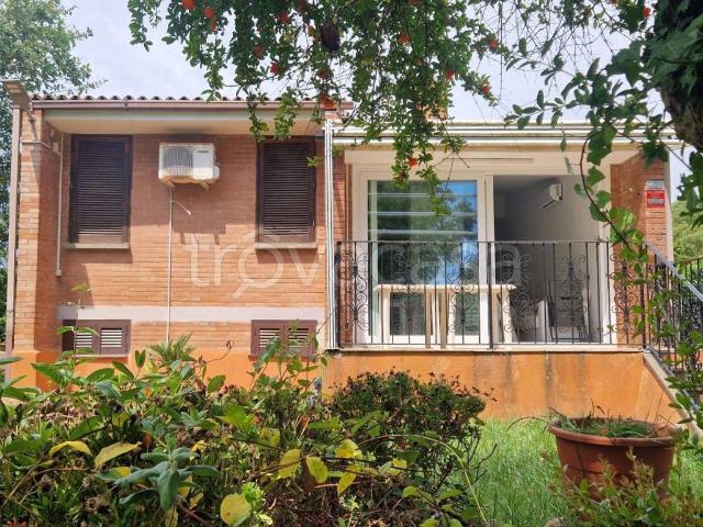 Villa in affitto a Latina via Tremiti, 2, arredato, giardino privato, terrazzo TrovaCasa
