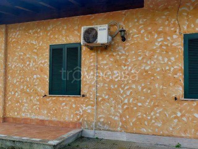 Villa in affitto a Latina via Stromboli, arredato, giardino, posto auto TrovaCasa