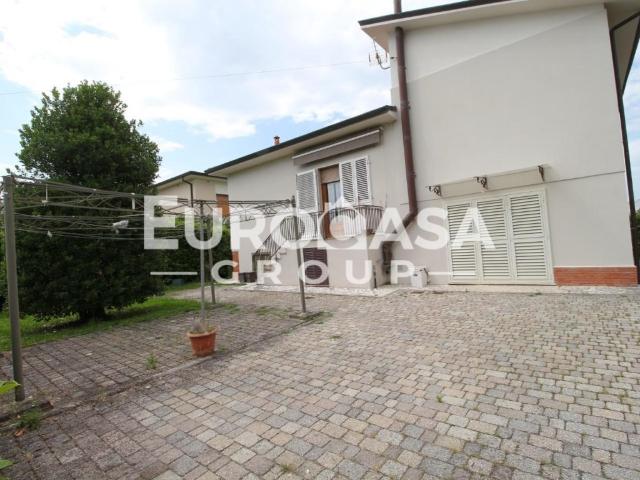Villa in affitto a Lucca via Guglielmo Lippi Francesconi, arredato, giardino privato, posto auto TrovaCasa