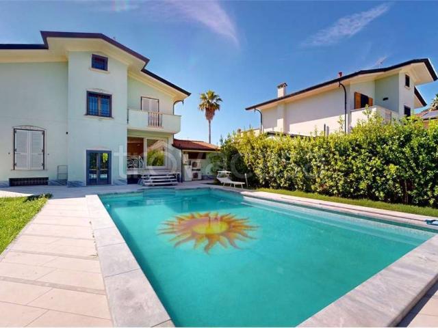 Villa in affitto a Montignoso via Lago, arredato, giardino privato, terrazzo TrovaCasa