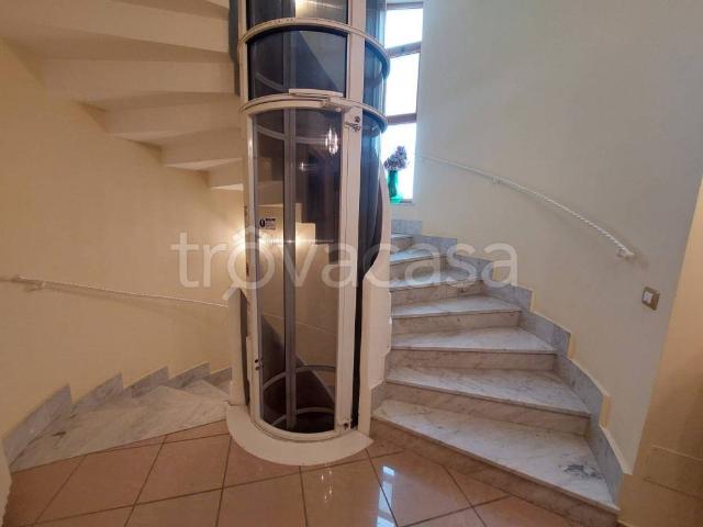 Villa in affitto a Mercato San Severino via Marcello, non arredato/vuoto, giardino privato, box TrovaCasa