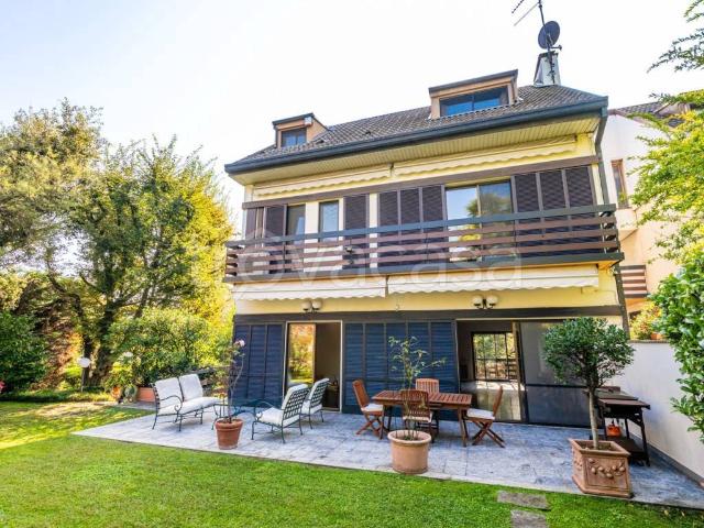 Villa in affitto a Milano via Federico Tesio, giardino privato, posto auto, box TrovaCasa