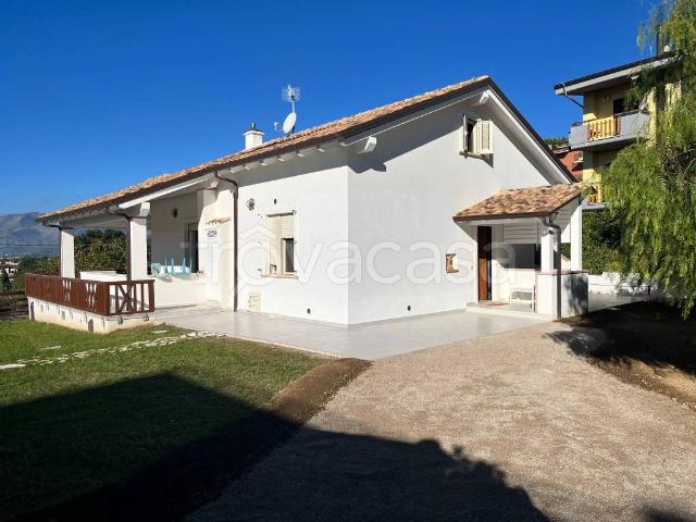 Villa in affitto a Minturno via Giovanni Cena, 11, arredato, giardino privato, terrazzo TrovaCasa