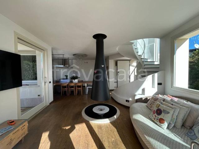 Villa in affitto a San Felice del Benaco via delle Pozze, arredato, giardino privato, box TrovaCasa