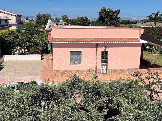 Villa in affitto a Siracusa via Isole Ellice, 32, arredato, giardino privato, posto auto TrovaCasa