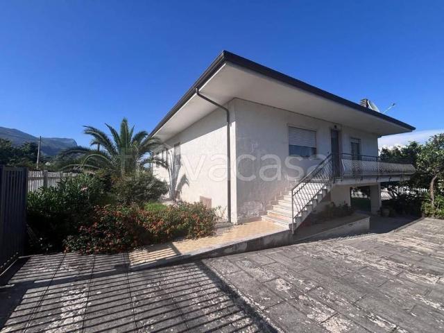 Villa in affitto a Spigno Saturnia via Capodacqua, arredato, giardino privato, box TrovaCasa