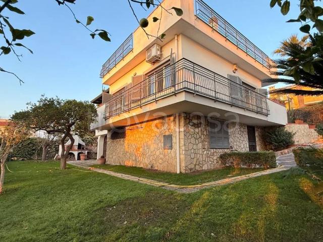 Villa in affitto a Pozzuoli via Monte Nuovo Licola Patria, 138, giardino privato, terrazzo, caminetto TrovaCasa
